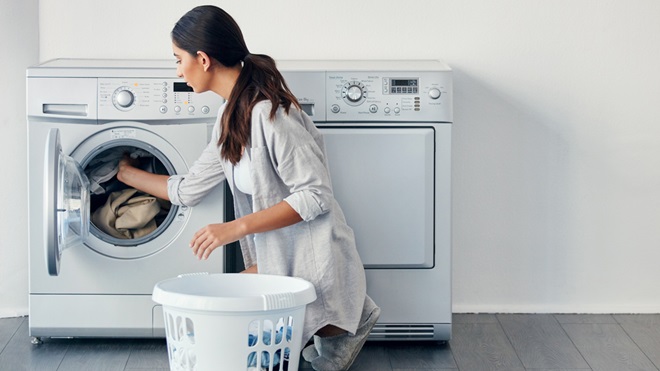 woman_using_washing_machine_reliability